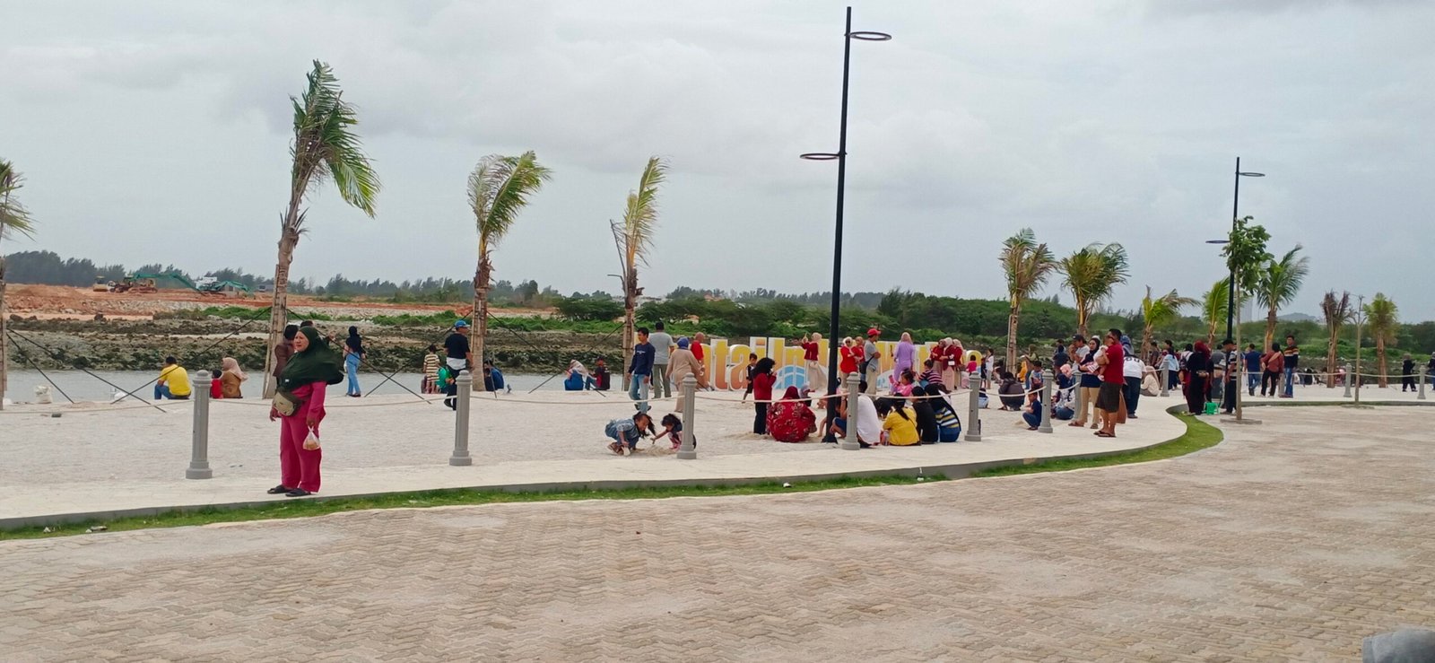 Pantai PIM Tj. Buntung Ramai Dikunjungi Warga Batam