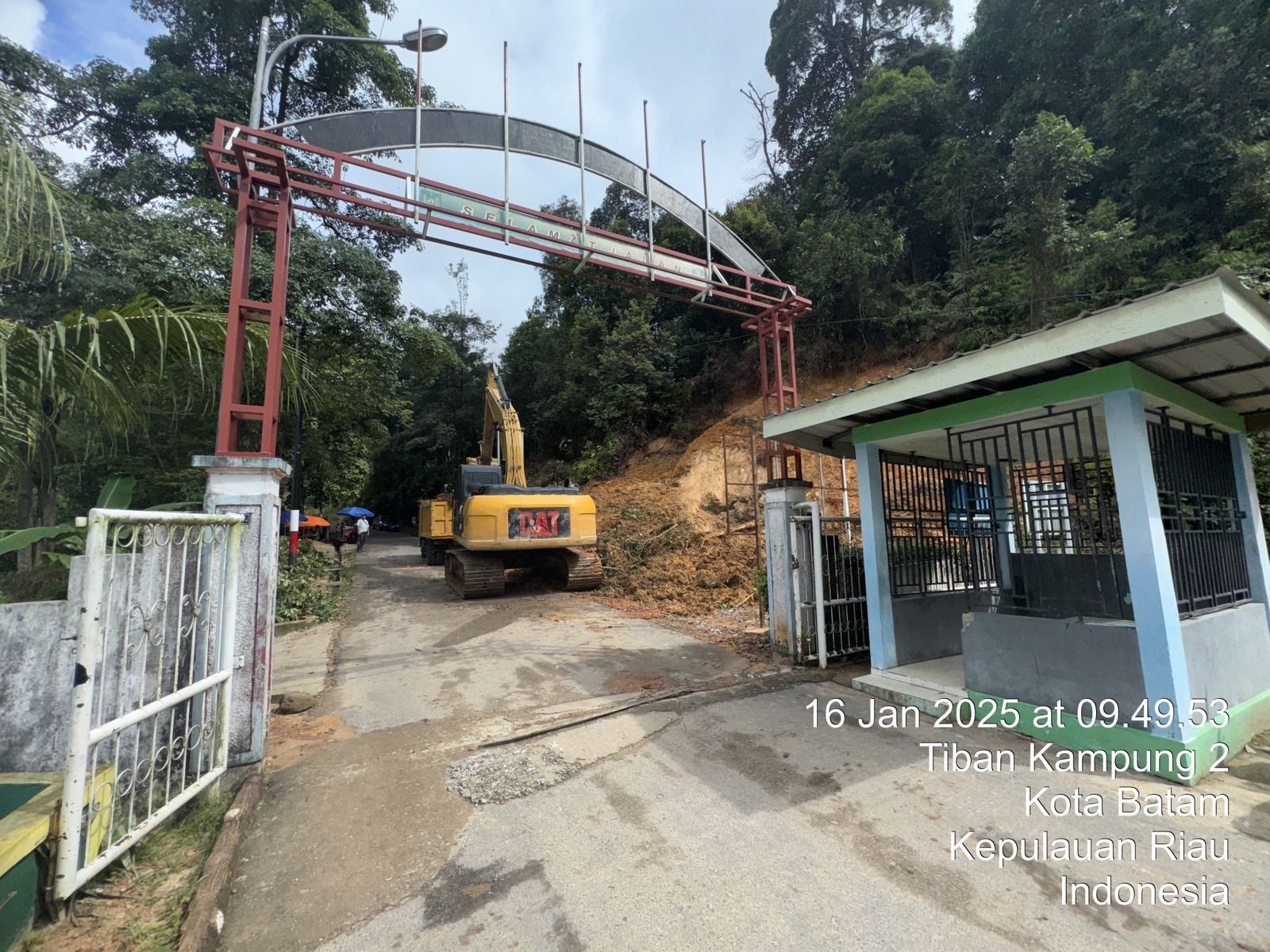 Polsek Sekupang Kawal Pengangkatan Tanah Longsor di Tiban Lama, Imbau Waspada Cuaca Ekstrem