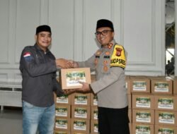 Kapolres Aceh Timur Serahkan 260 Bingkisan Lebaran Kepada Wartawan