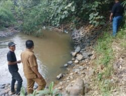BPBD Kota Langsa Respons Cepat Laporan Kayu  Tumbang yang Melintang di Bantaran Krueng Langsa