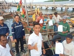 Petugas KSOP Utama Belawan Bersama ANSI Serahkan E-Pas Kecil untuk Nelayan Bagan Deli