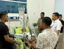 Walau Larut Malam Wakil Bupati Aceh Timur,  T. Zainal Abiddin Masih Jenguk Warganya yang sedang  Sakit