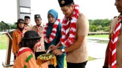 Potret Wakil Bupati Aceh Timur T. Zainal Abidin Beserta Istri Saat Memimpin Upacara Pembukaan Jambore di Tengah Hujan Deras.