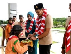 Potret Wakil Bupati Aceh Timur T. Zainal Abidin Beserta Istri Saat Memimpin Upacara Pembukaan Jambore di Tengah Hujan Deras.