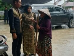 Momen Mengharukan Ditengah Hujan Antara Wakil Bupati T. Zainal Abidin Dengan Seorang Nenek Tua, Usai Upacara HUT Ke-69 Kab. Aceh Timur