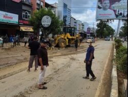 Kadis DLHK Kota Langsa Kerja Keras, Bersihkan Jalan Protokol dan Tangani Longsor.