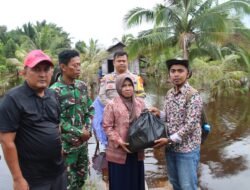 PT NSP Salurkan 158 Paket Sembako dan Lakukan Penanganan Banjir di Teluk Buntal
