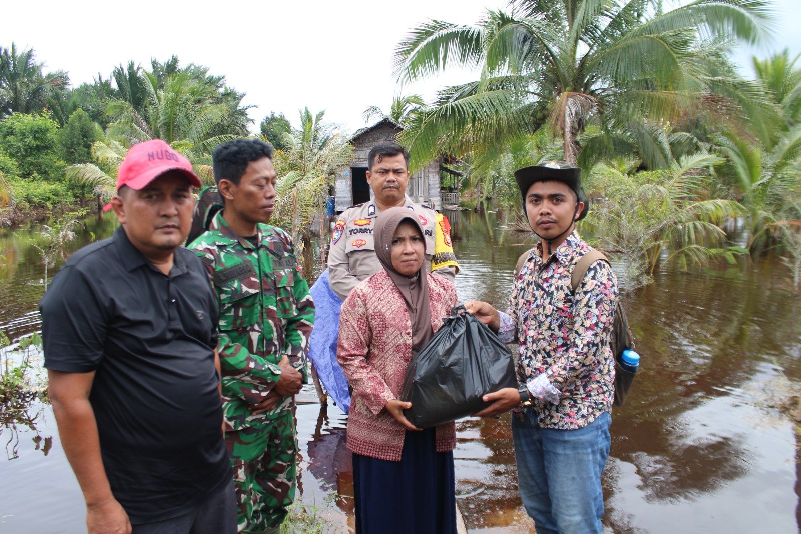 PT NSP Salurkan 158 Paket Sembako beras, gula, minyak goreng, kopi, teh, dan telur.