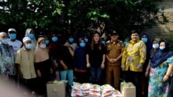 Ketua Umum GPMI Fadil Tanjung, SH, Bersama Ibu Ling Cehen, Lurah Bandar Selamat, KNPI Kota Medan Berbagi Sembako Kepada Masyarakat Yang Membutuhkan.
