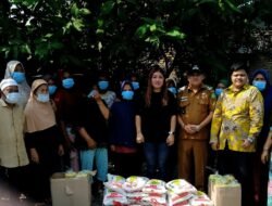 Ketua Umum GPMI Fadil Tanjung, SH, Bersama Ibu Ling Cehen, Lurah Bandar Selamat, KNPI Kota Medan Berbagi Sembako Kepada Masyarakat Yang Membutuhkan.