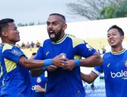 Arema FC Ikuti Jejak Persebaya, Pertahankan Pelatih Musim 2025-2026